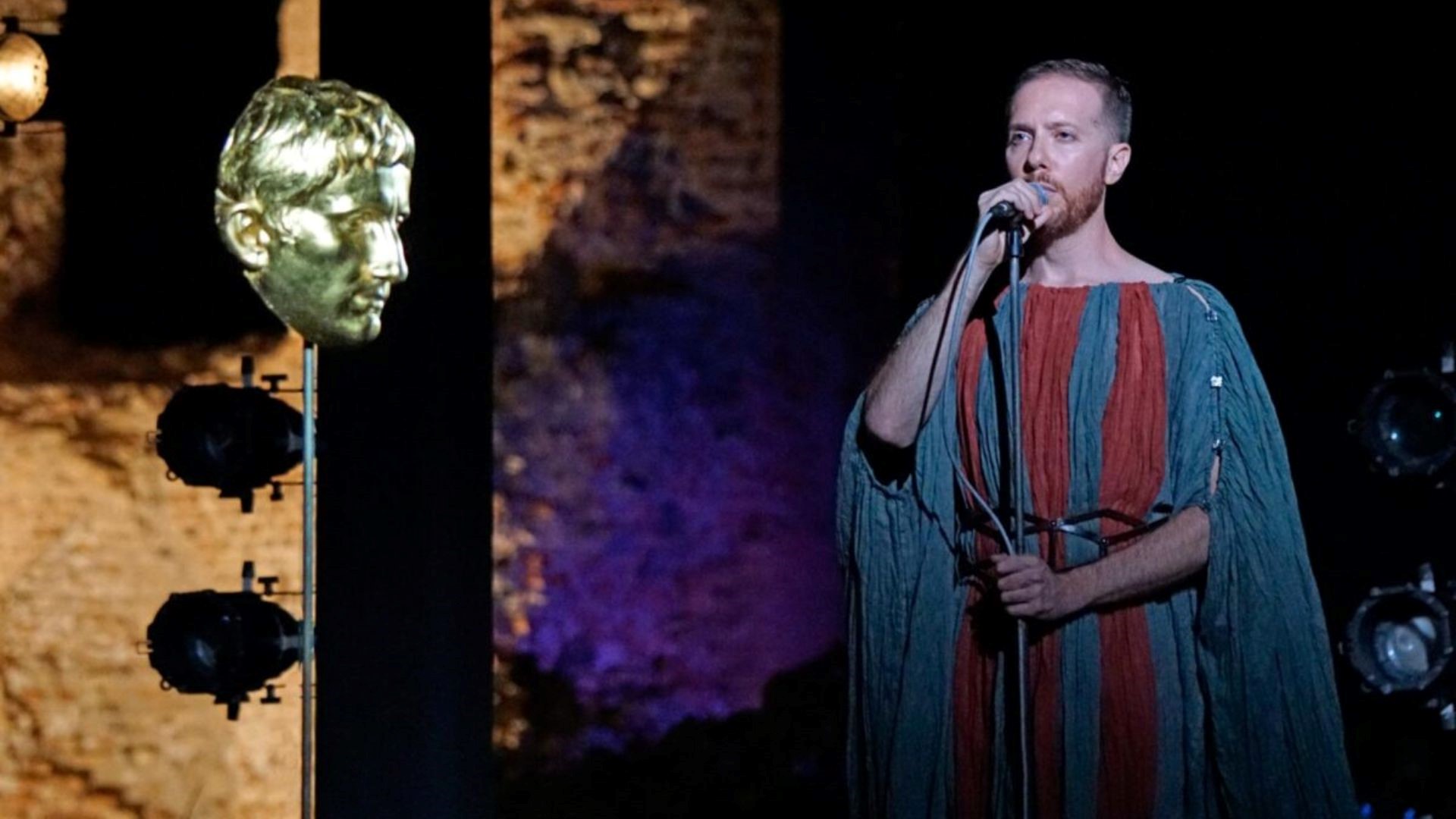 LIBER SECUNDUS: ILIO BRUCIA-TEATRO